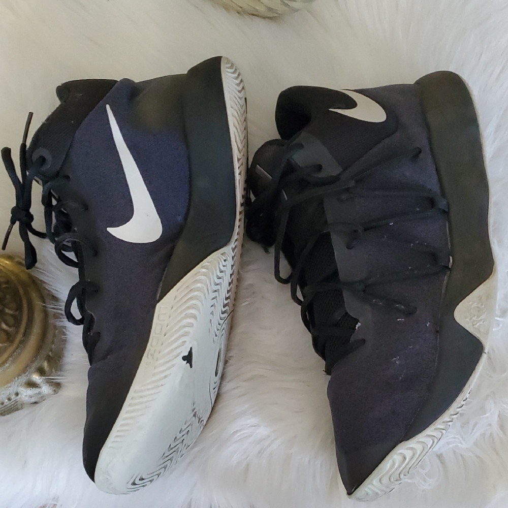 Nike Black and White Men's Sneakers Size 12 - Picture 2 of 15